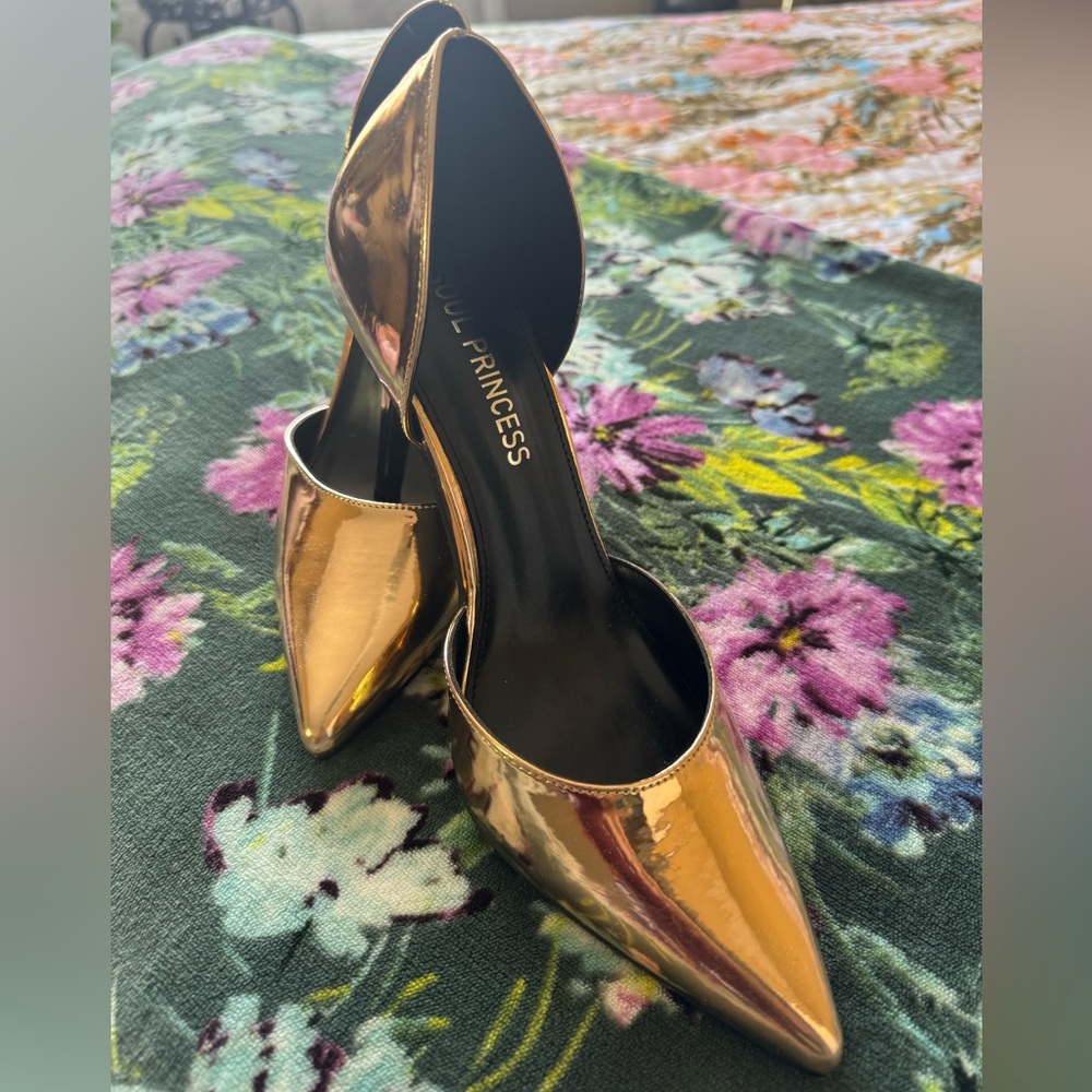 Gold Metallic Heels 7.5 , Tacón Metálico Dorado 7.5